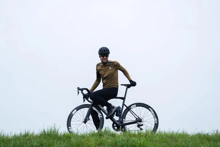 rogelli-mono-meska-bluza-rowerowa-softshell-cechy-dodatkowe-kieszen-na-plecach