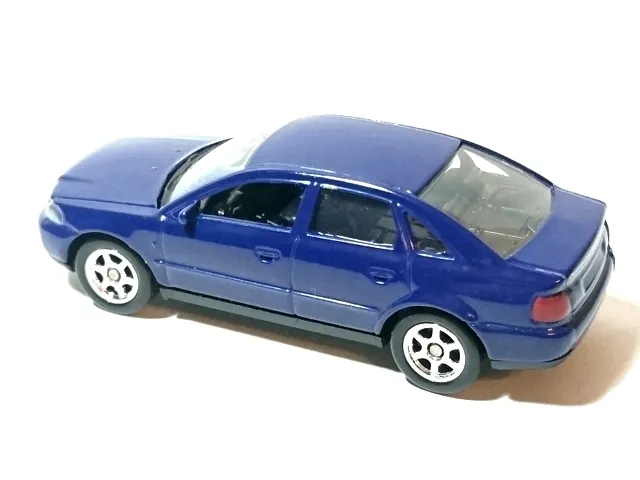 samochod-welly-audi-a4-niebieski