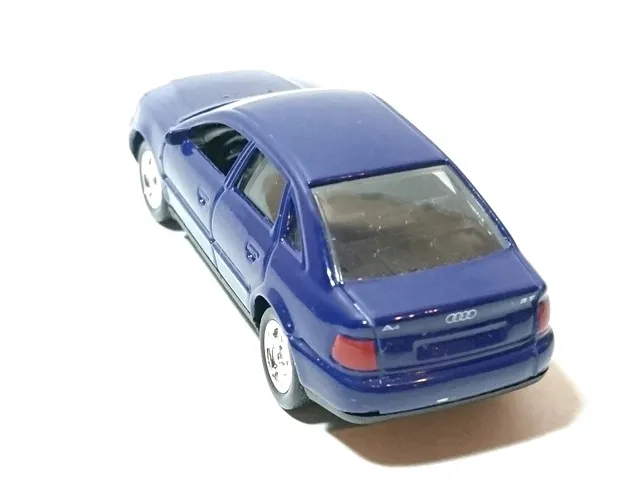 samochod-welly-audi-a4-niebieski-marka-welly-model-audi-a4