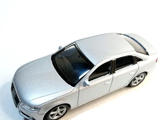 model-welly-1-43-audi-a4-kolor-szary