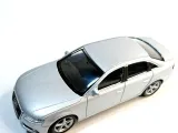 model-welly-1-43-audi-a4-kolor-szary