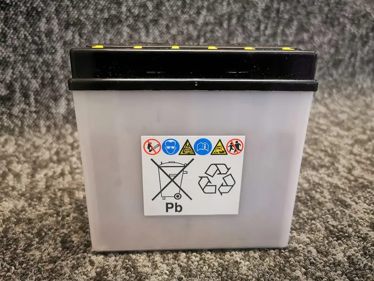 akumulator-yuasa-12n5-5-4a-biegunowosc-lewy