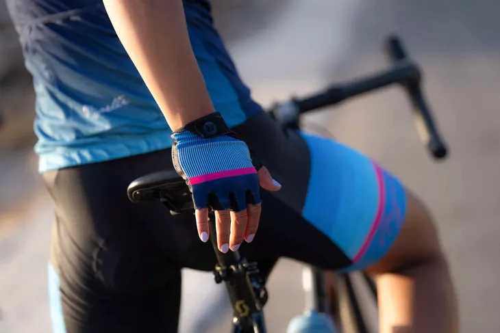rekawiczki-rowerowe-damskie-rogelli-impress-ii-blue-pink-black-l-cechy-dodatkowe-antyposlizgowe-elementy