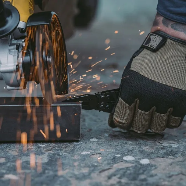 multitool-sog-1-w-1-cechy-dodatkowe-blokada-narzedzia-dlutko