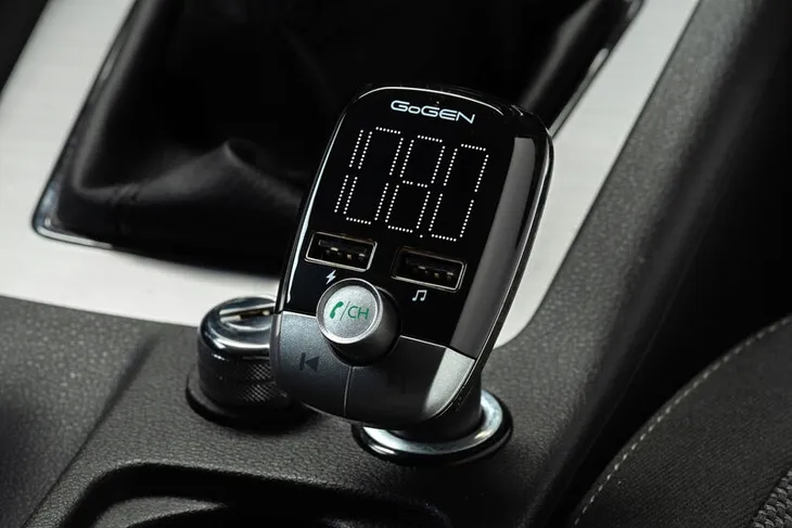 transmiter-fm-zestaw-glosnomowiacy-transmiter-samochodowy-usb-bluetooth-cechy-dodatkowe-czytnik-kart-pamieci