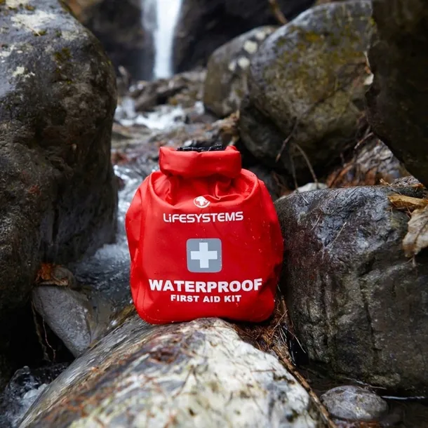 apteczka-wodoszczelna-lifesystems-waterproof-first-aid-kit-kolor-czerwony