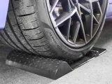 mata-parkingowa-z-klinem-stoper-samochodowy-kolor-czarny