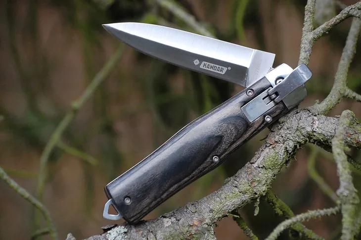 noz-sprezynowy-kandar-material-rekojesci-drewno