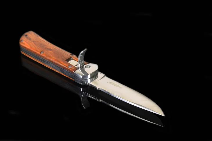 noz-sprezynowy-kandar-material-rekojesci-drewno