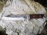 noz-mysliwski-finka-drewno-kandar-turystyczny-grawerowany-dzik-hunter-nd311-material-glowni-stal