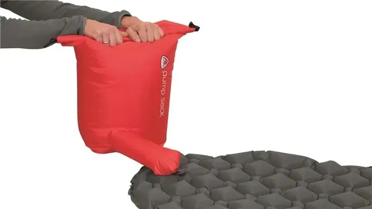 worek-bagazowy-z-pompka-robens-pump-sack-25-l-red-zapiecie-rolowane-zapiecie-z-klamra