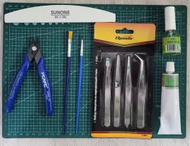 zestaw-narzedzi-modelarskich-dla-poczatkujacych-z-mata-a4-i-klejem