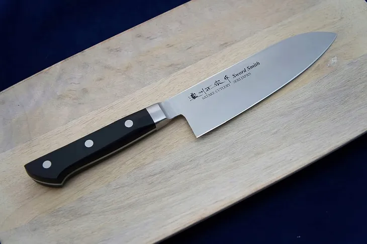 noz-kuchenny-satake-satoru-santoku-material-ostrza-ze-stali