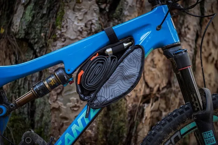 torba-na-rame-blackburn-blackburn-outpost-corner-pojemnosc-0-7-l