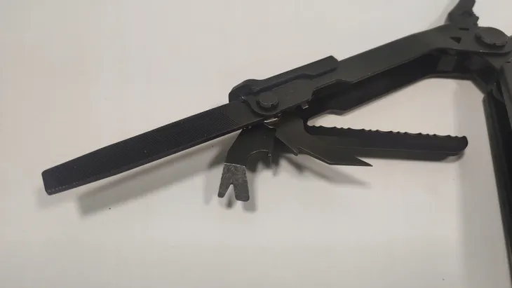 multitool-gerber-7-w-1-material-narzedzi-stal