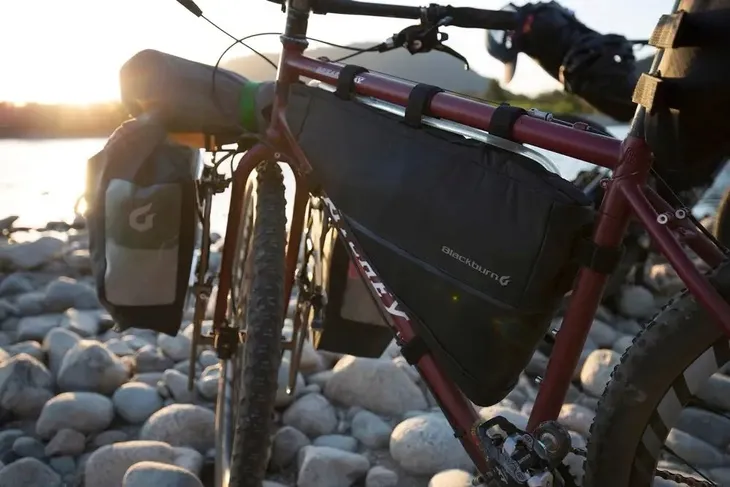 torba-na-rame-blackburn-outpost-frame-medium-58l-zapiecie-rzep