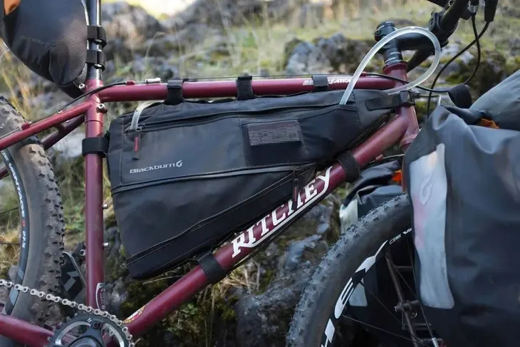 torba-na-rame-blackburn-outpost-frame-medium-58l-szerokosc-produktu-11-6-cm