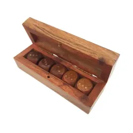 kosci-do-gry-w-podluznym-pudelku-drewnianym-dnu-006