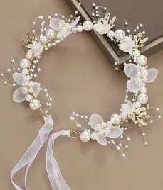 wianek-na-komunie-bialy-ze-sztucznych-kwiatow-i-perelek