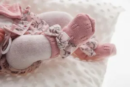 lalka-noworodek-42-cm-winylowa-ze-smoczkiem-i-poduszka-realistyczna-3