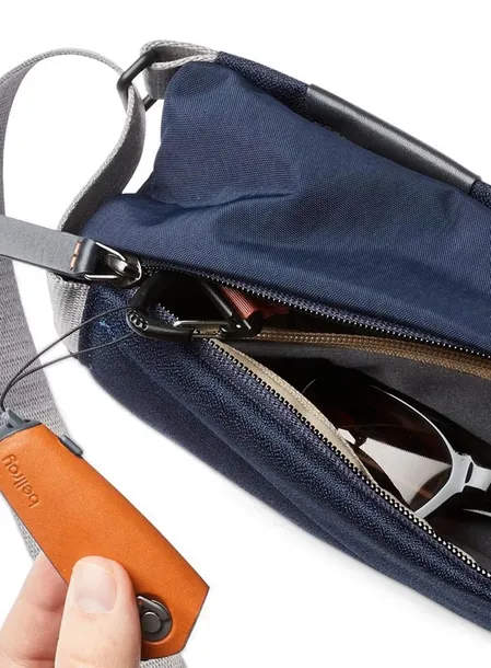 torba-na-ramie-crossbody-bellroy-sling-mini-4-l-navy-zapiecie-zamek