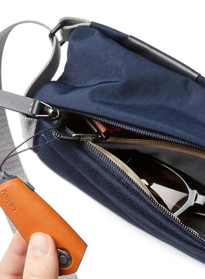 torba-na-ramie-crossbody-bellroy-sling-mini-4-l-navy-wysokosc-13-cm