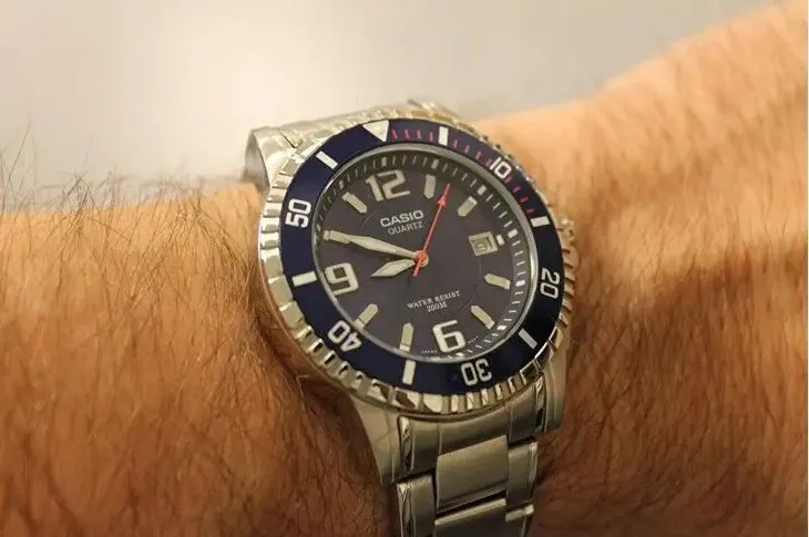 meski-zegarek-casio-mtd-1053d-2aves-200m-nurek-material-koperty-stal