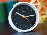klasyczny-budzik-braun-bc12wb-alarm-podswietlenie-linia-budziki-analogowe-braun