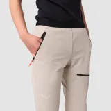 spodnie-na-skitury-damskie-salewa-sella-dst-light-pants-oatmeal-black-cechy-dodatkowe-profilowane-kolana