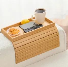 taca-na-sofe-bambusowa-skladana-na-podlokietnik