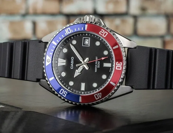 meski-zegarek-casio-mdv-10-1a2vef-czarny-na-pasku-lekki-datownik-neobrite-material-paska-tworzywo-sztuczne