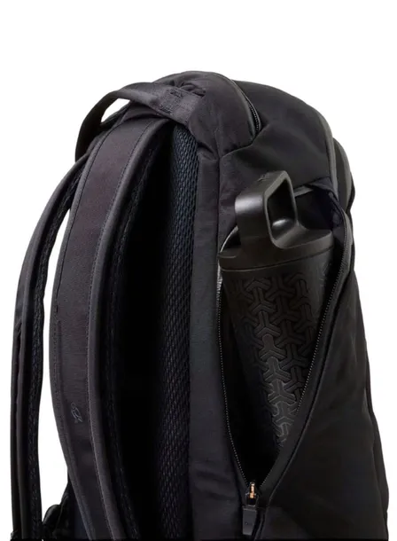 bellroy-plecak-miejski-czarny-cechy-dodatkowe-na-zamek