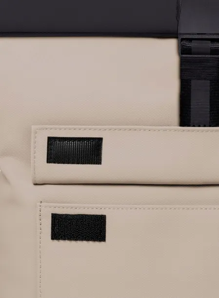 plecak-miejski-ucon-acrobatics-jannik-medium-backpack-aloe-sand-black-wielkosc-duza-mieszczaca-a4