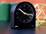 budzik-braun-bc22b-alarm-czujnik-zmierzchu-drzemka-linia-budzik-do-sypialni