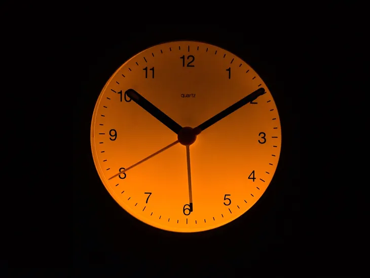 budzik-braun-bc22b-alarm-czujnik-zmierzchu-drzemka-kolor-czarny