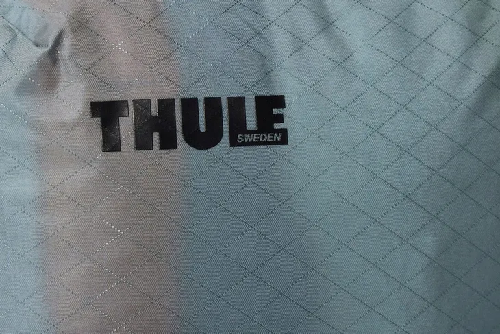 pokrowiec-kompresyjny-thule-compression-packing-cube-m-pond-grey-glebokosc-produktu-15-cm