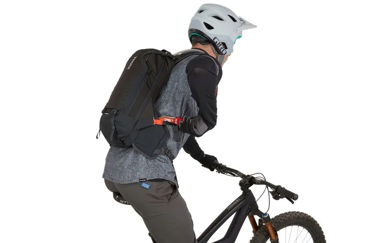 plecak-rowerowy-hydracyjny-z-buklakiem-thule-rail-12-l-covert-green-pojemnosc-buklaka-2-5-l