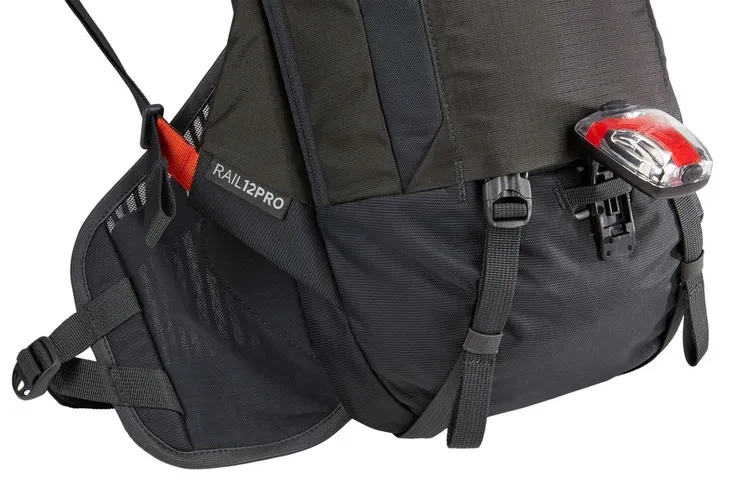 plecak-rowerowy-hydracyjny-z-buklakiem-thule-rail-12-l-covert-green-szerokosc-produktu-21-cm