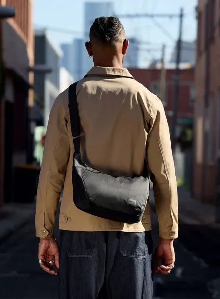 torba-na-ramie-bellroy-laneway-crescent-bag-7-l-fawn-wielkosc-duza-mieszczaca-a4