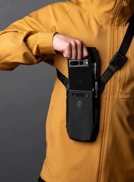 saszetka-na-telefon-alpaka-modular-phone-sling-v2-black-model-modular-phone-sling-v2
