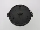 garnek-zeliwny-z-plaskim-dnem-petromax-dutch-oven-ft9-t-black-pojemnosc-9-l