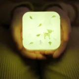 przenosna-lampka-nocna-cube-b-swiecaca-kostka-las-plec-chlopcy