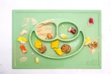 ezpz-silikonowy-talerzyk-z-podkladka-2w1-happy-mat-pastelowa-zielen-kod-producenta-euhms001