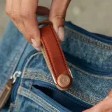 etui-organizer-na-klucze-brelok-orbitkey-waxed-canvas-brick-red-material-dominujacy-bawelna