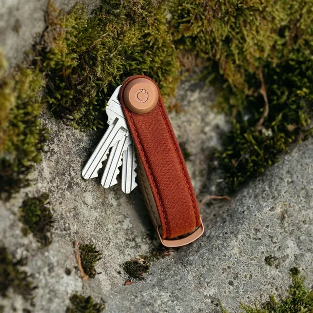 etui-organizer-na-klucze-brelok-orbitkey-waxed-canvas-brick-red-wzor-dominujacy-bez-wzoru