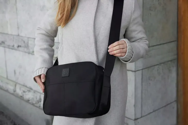 elodie-details-torba-dla-mamy-crossbody-black-wzor-dominujacy-paski