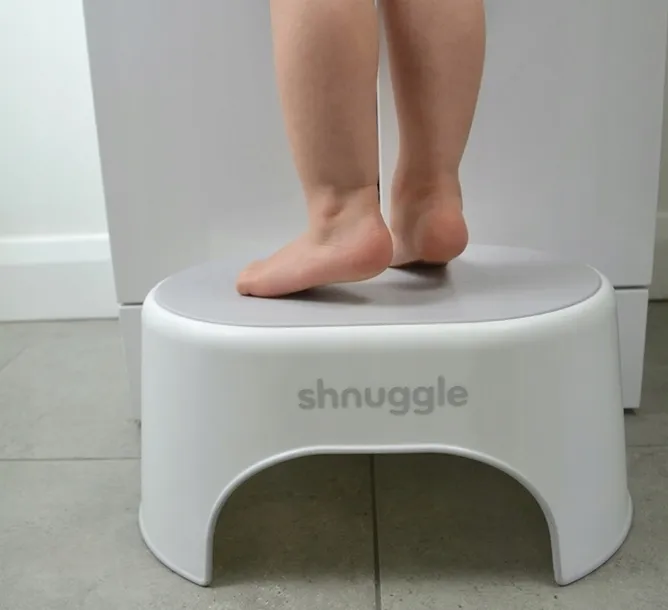shnuggle-podest-antyposlizgowy-dla-dzieci-white-wysokosc-18-cm