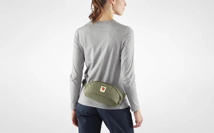 torba-biodrowa-fjallraven-ulvo-hip-pack-medium-black-wzor-dominujacy-logo