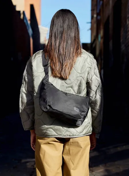 torba-na-ramie-bellroy-laneway-crescent-bag-7-l-ink-wielkosc-duza-mieszczaca-a4