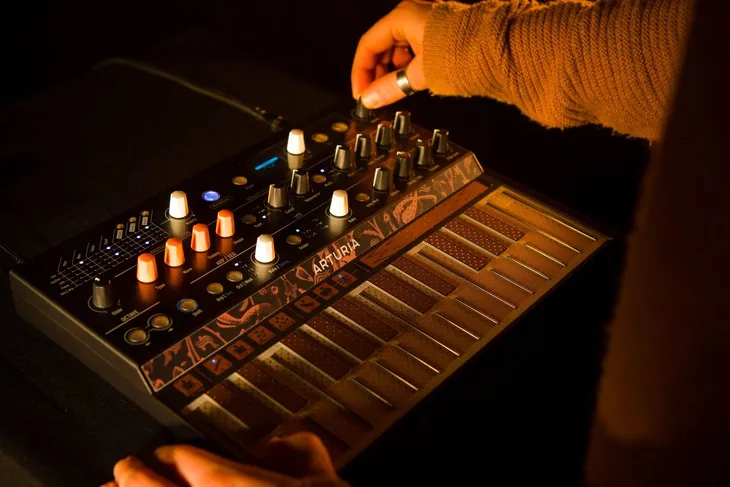 arturia-microfreak-syntezator-stacja-robocza-waga-z-opakowaniem-1-kg